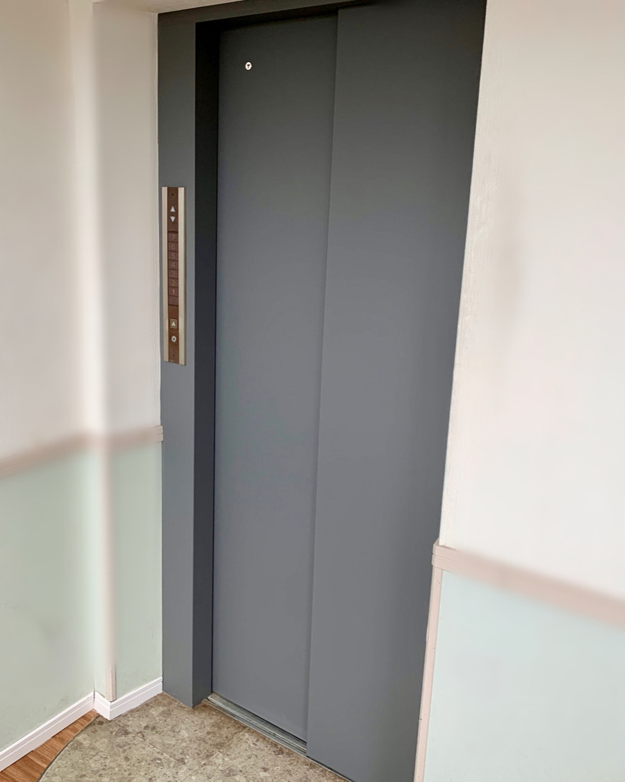 富山県富山市　エレベーター扉のシート貼り工事