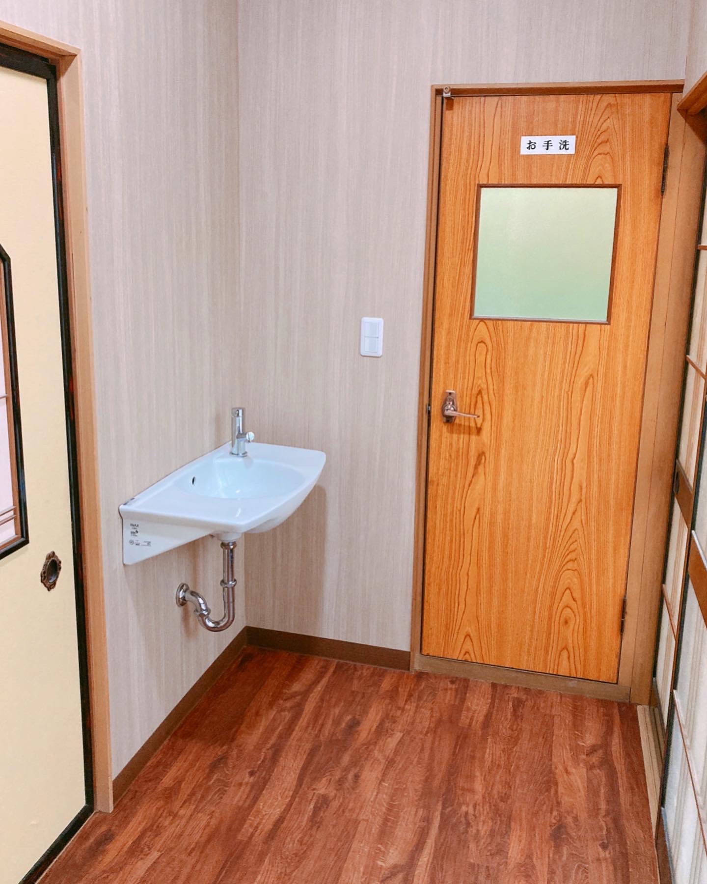 富山県新湊市　トイレと洗面台増設と内装リフォーム工事