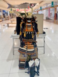 ショッピングセンターエールで展示されていた、子どもの日に合わせた兜・鎧・鯉のぼり。